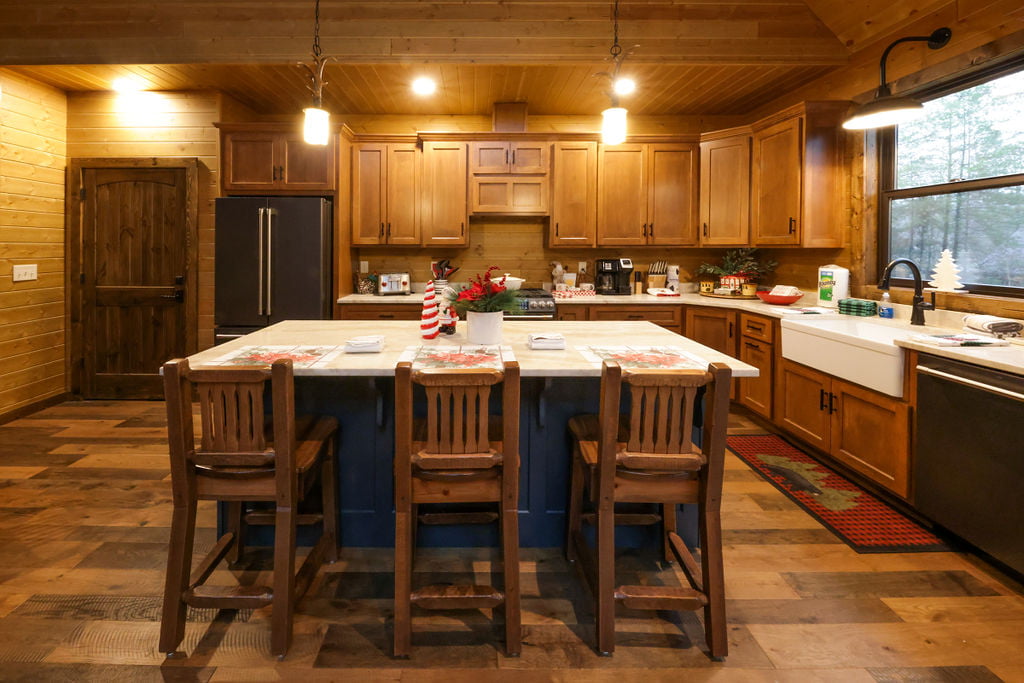 Bourbon Bear Cabin Dinning Room and Kitchen